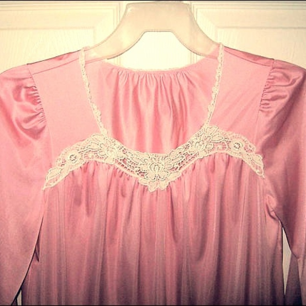 1970s Ladies Rose Pink Nightgown w/ Lace Trim
